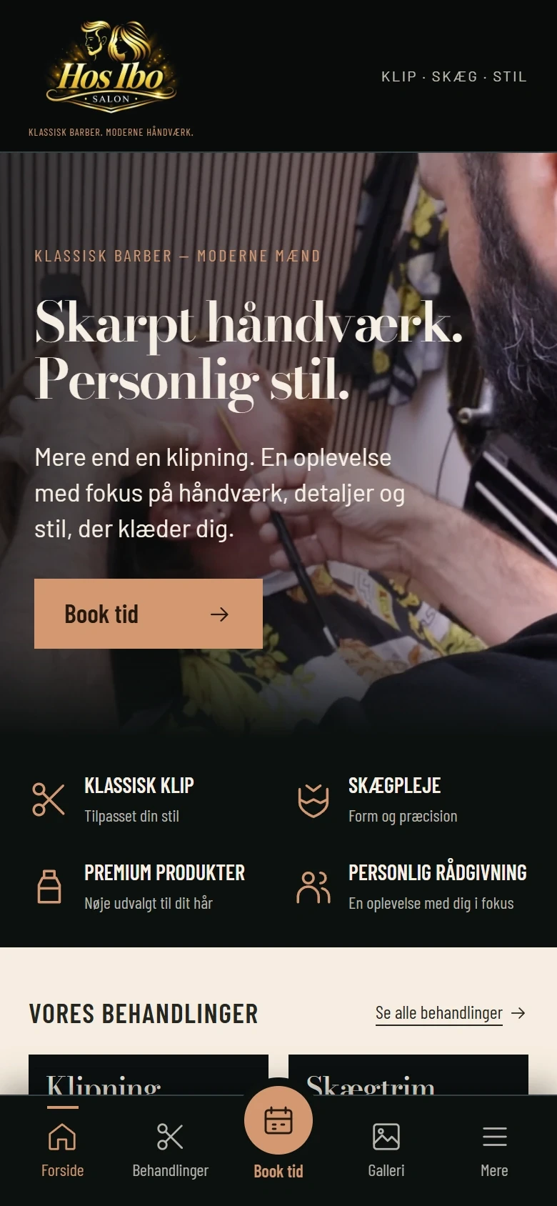 Forsiden på en mobil med bundmenu og en fremhævet Book tid-knap
